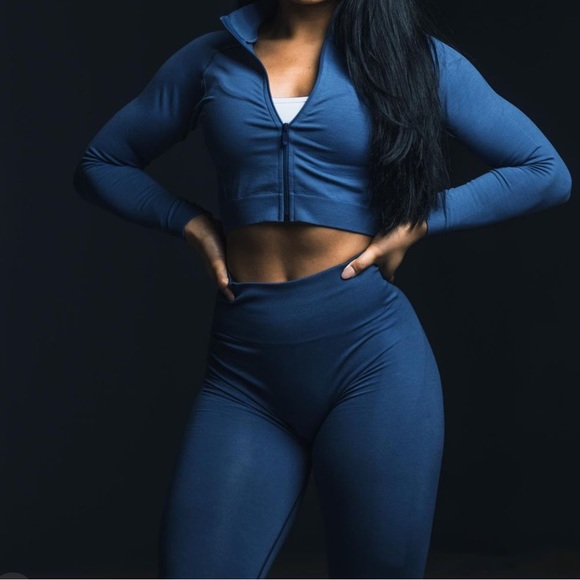 Alphalete amplify jacket in canteen - Picture 15 of 16